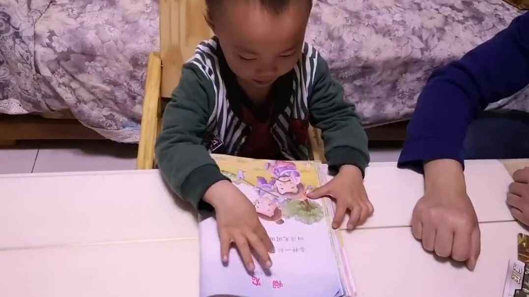 小男孩在看书