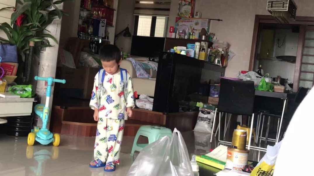 小A班许承锐练习礼仪.MOV