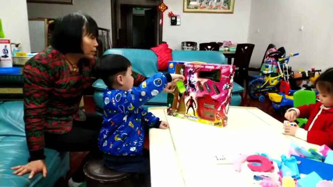 和家人一起玩玩具