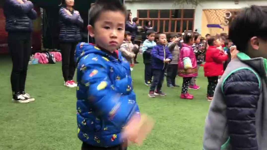 老师小朋友一起运动