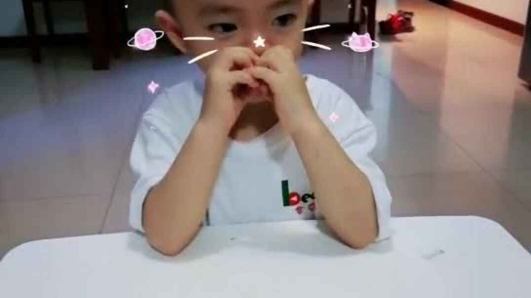 中C班黄钰轩小朋友唱“我去上幼儿园”