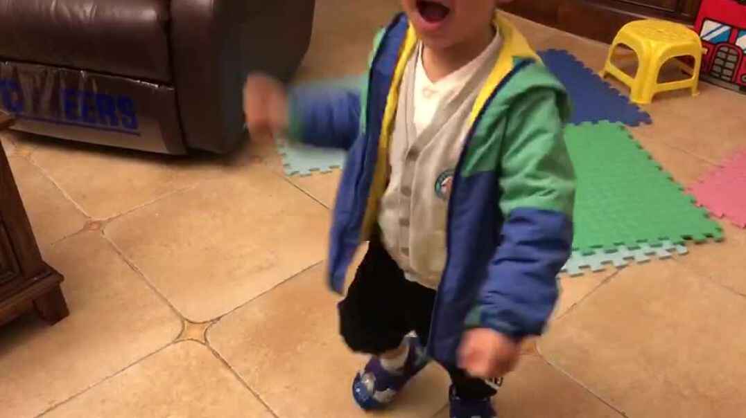 开心的小男孩