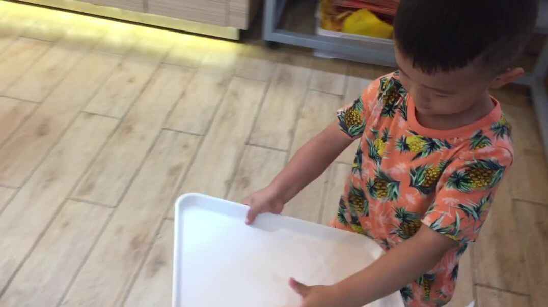 中C班潘柏宇蛋糕店自助购买甜甜圈.MOV