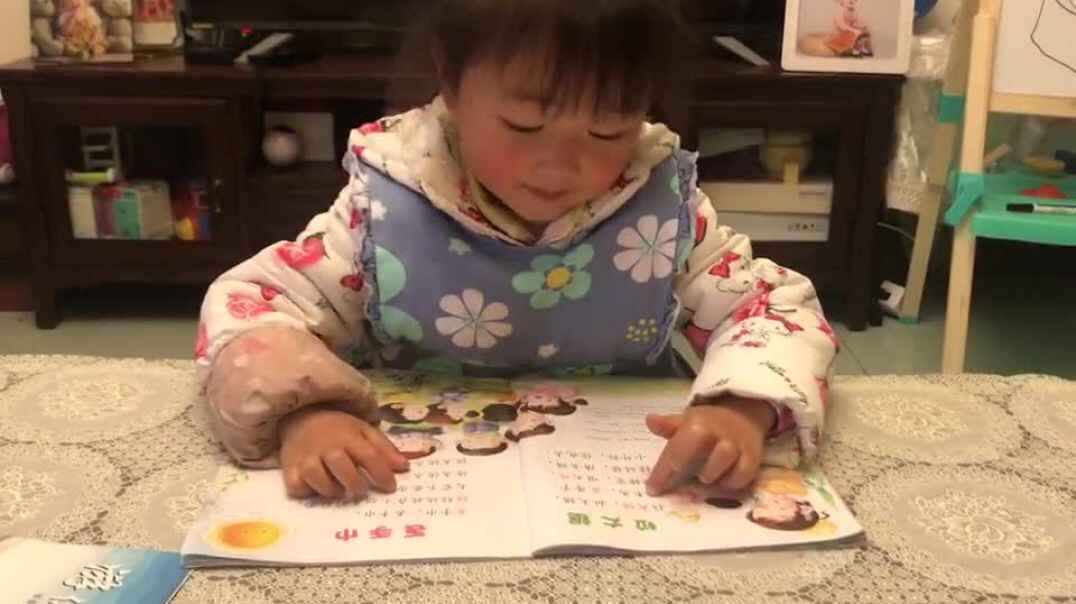 认真学习的宝宝