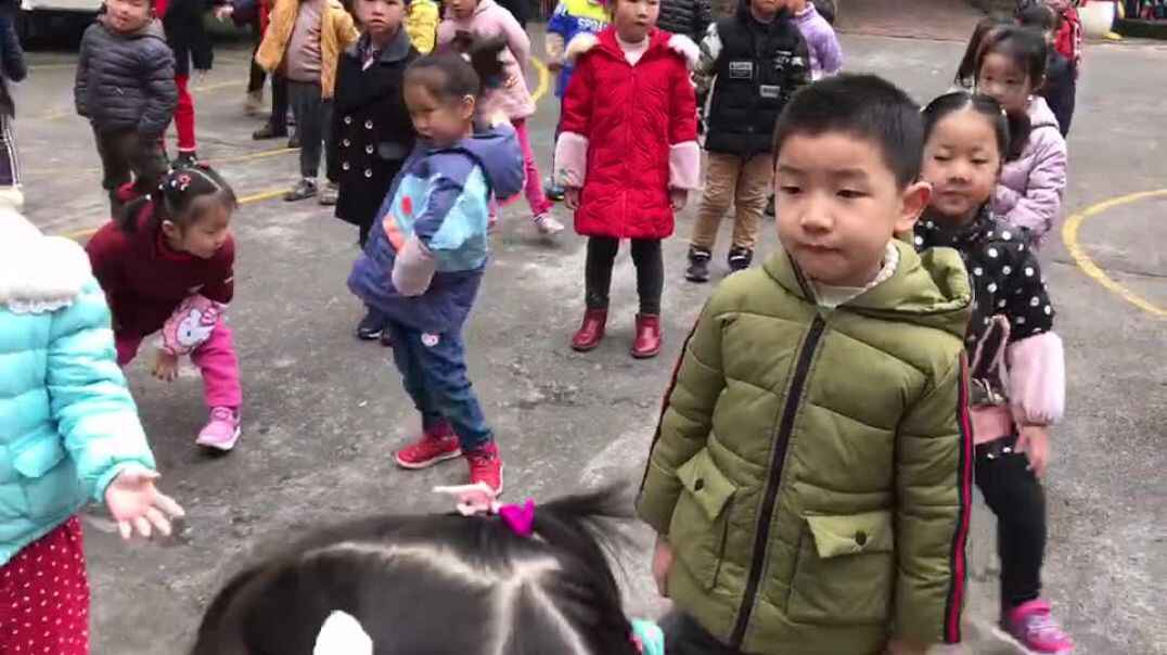 在操场跳早操啦