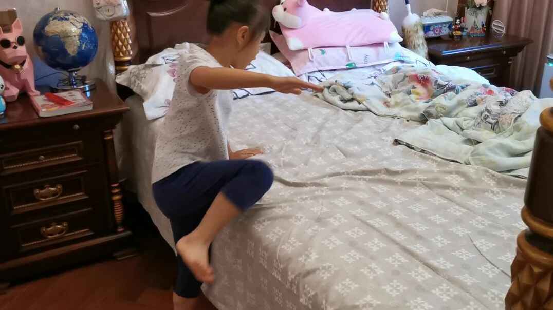 实验一班30号叠被子扫地