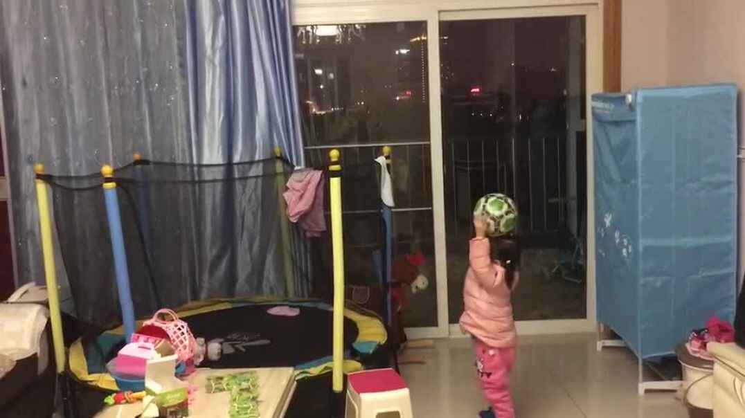 看风景的小女孩