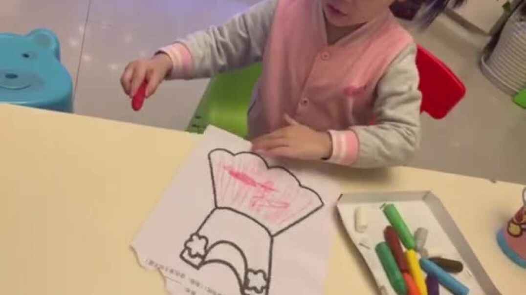 用蜡笔画画