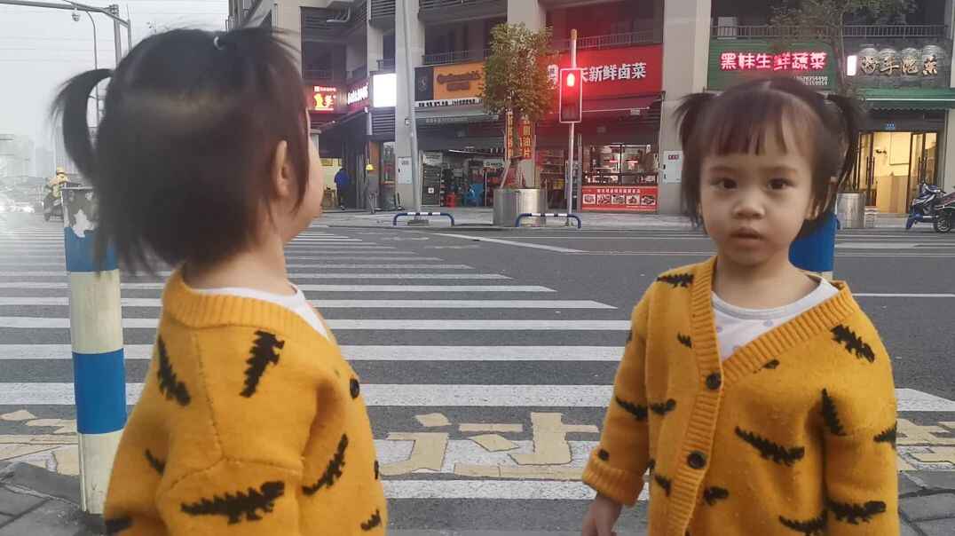 惟妙惟笑过马路