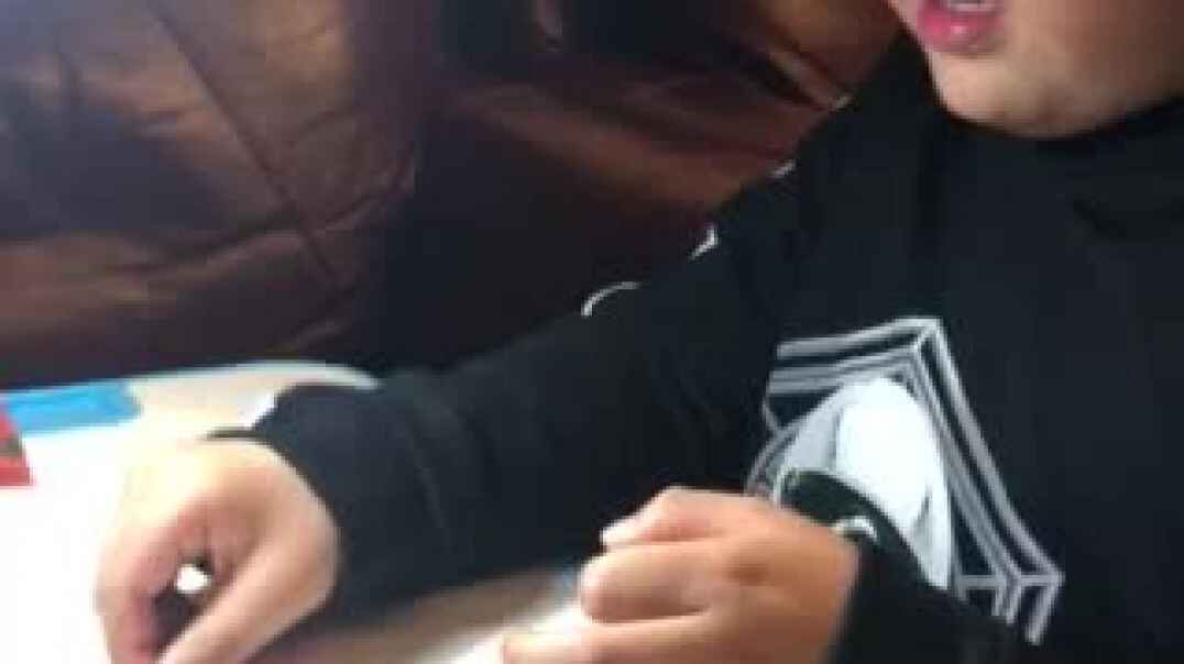 父母陪伴萌娃在认真学习呢