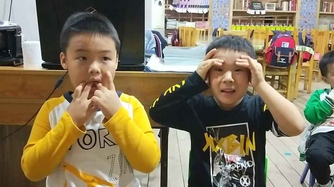 一起做鬼脸