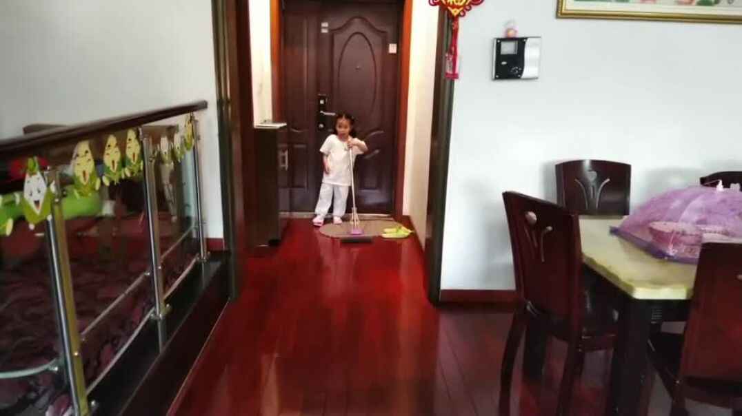 帮妈妈扫地
