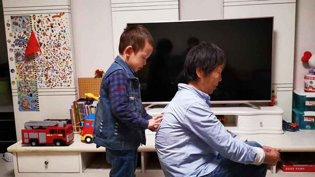 给婆婆按摩