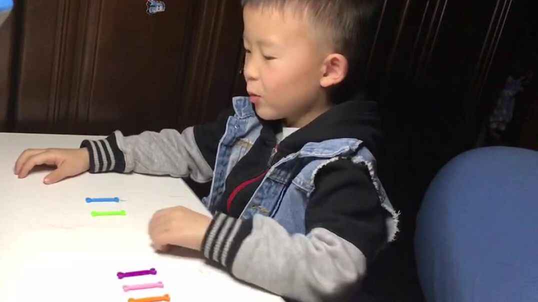 父母陪伴萌娃在认真学习呢