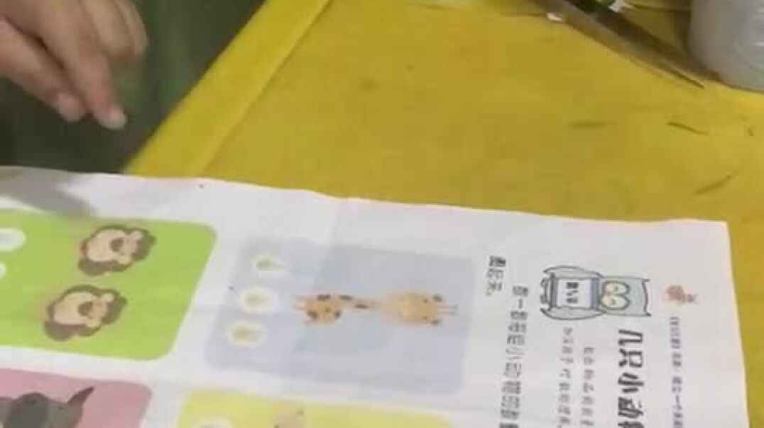 可可用彩笔画画