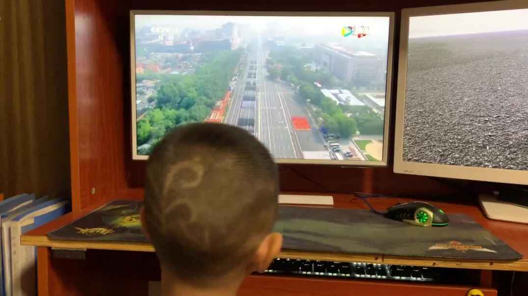 观看阅兵仪式