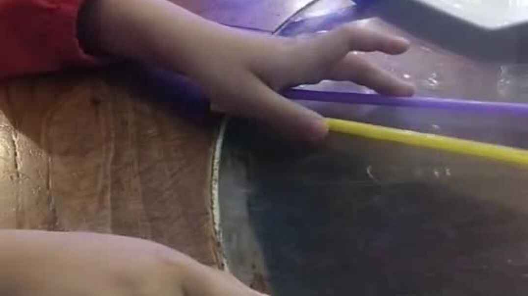 父母陪伴萌娃在认真学习呢