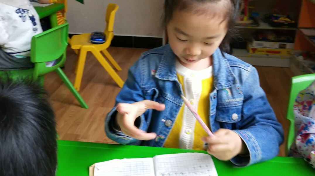 认真学习的小萌娃