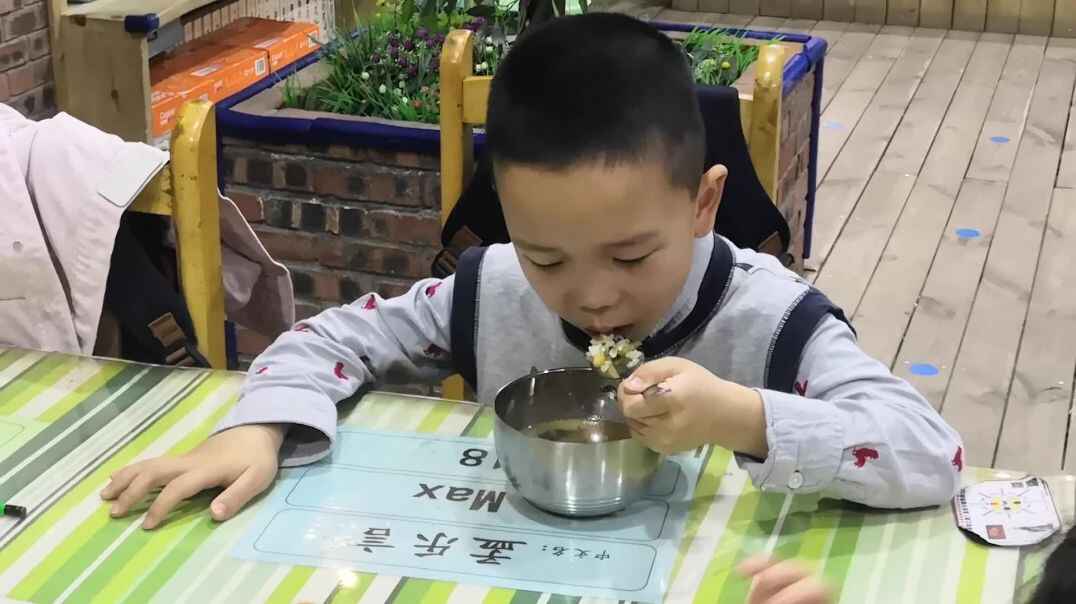 进餐宝贝吃饭香
