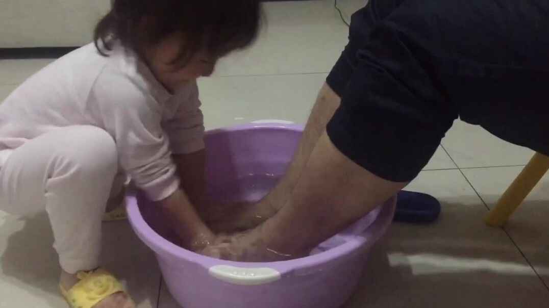我给爸爸洗脚