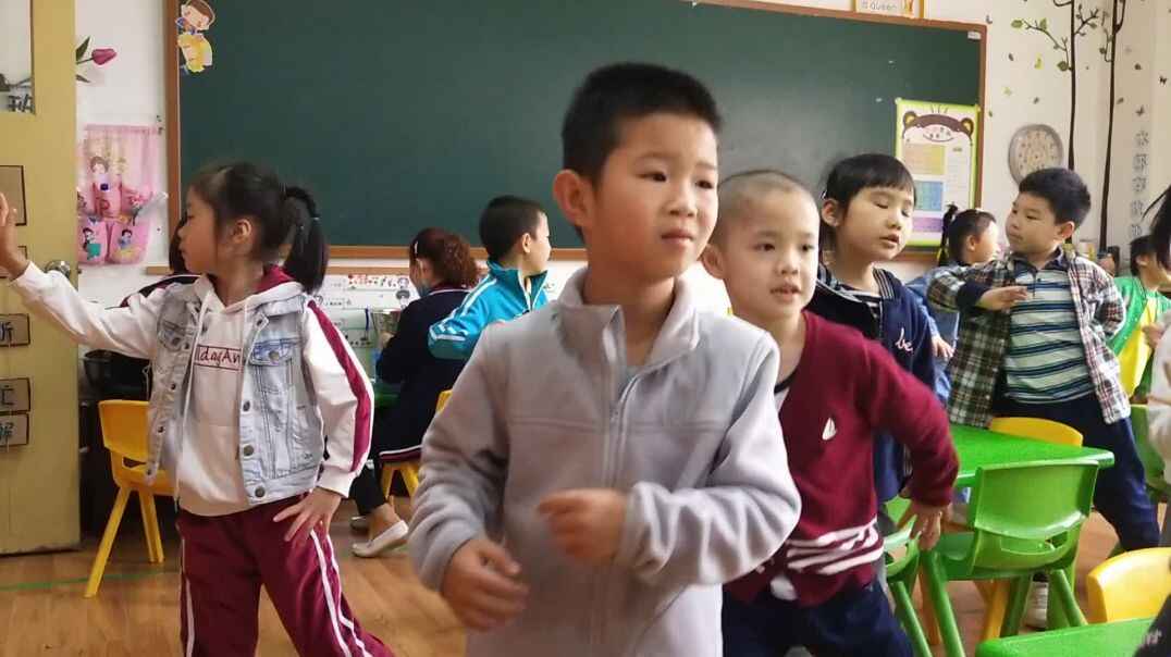 体育游戏玩的很棒的小朋友哦