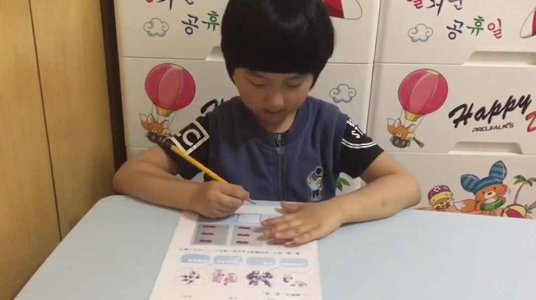 父母陪伴萌娃在认真学习呢