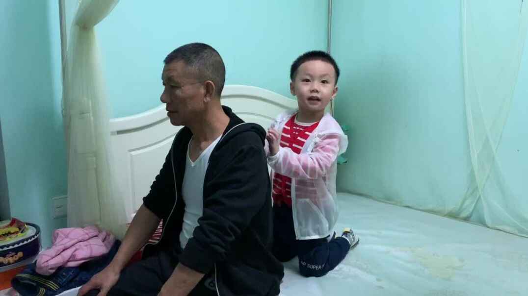 轩轩给爷爷捶背.MOV