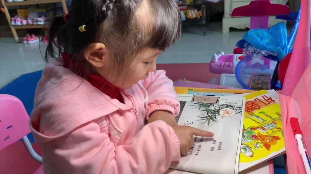 2019.10.25实验中班7号家庭作业反馈.MOV