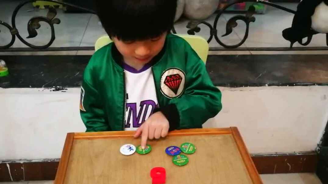 父母陪伴萌娃在认真学习呢