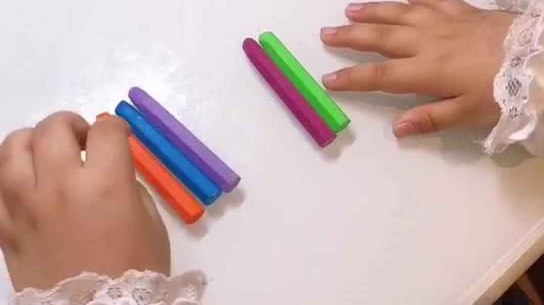 父母陪伴萌娃在认真学习呢