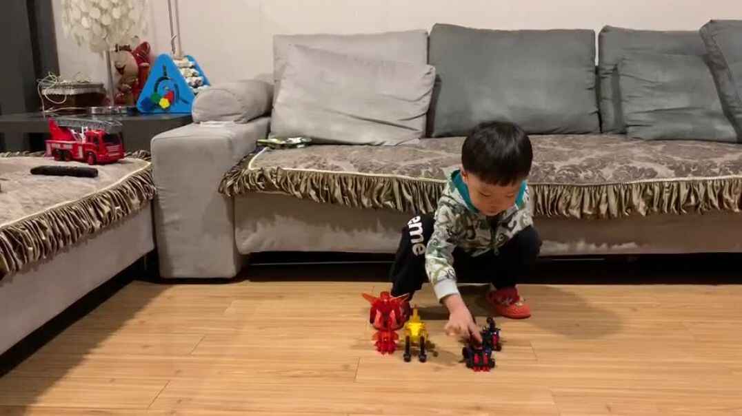 玩玩具的小朋友