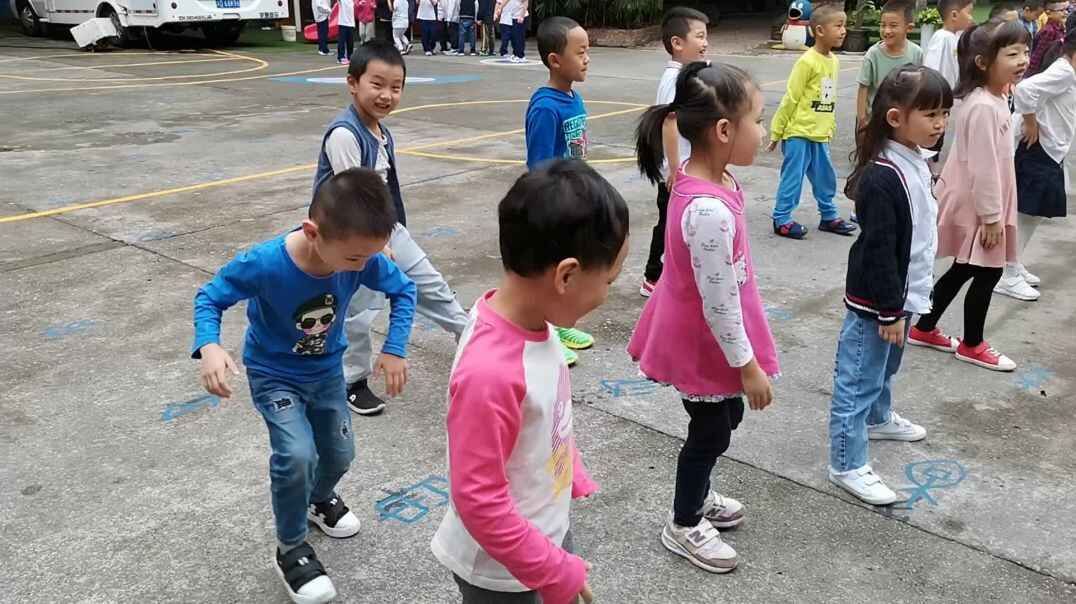 户外早操开始啦