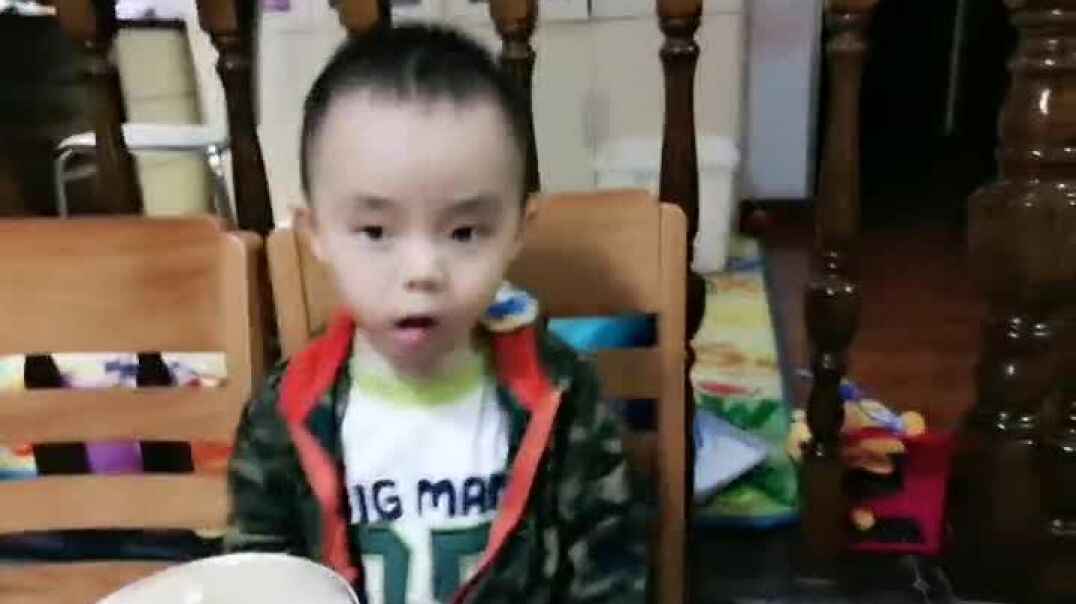 中C班黄钰轩小朋友之《文明用餐》