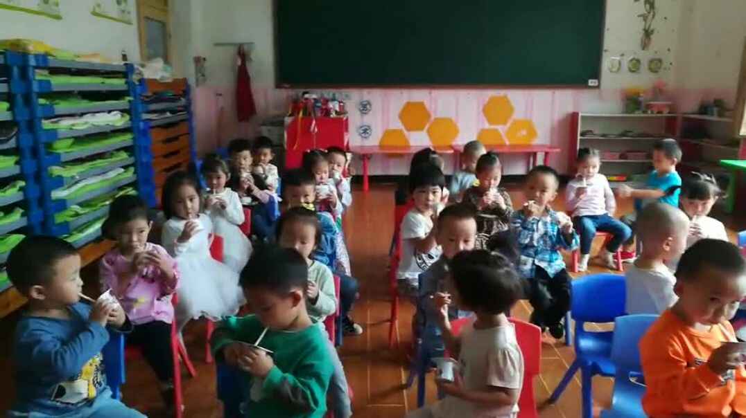 看我们吃的什么