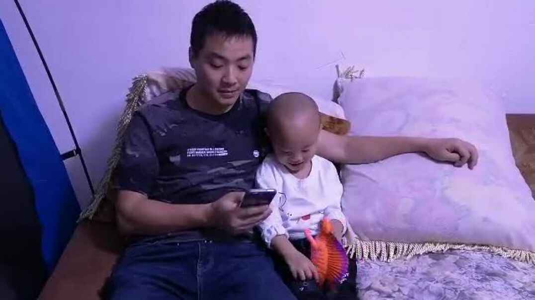 给爸爸讲故事