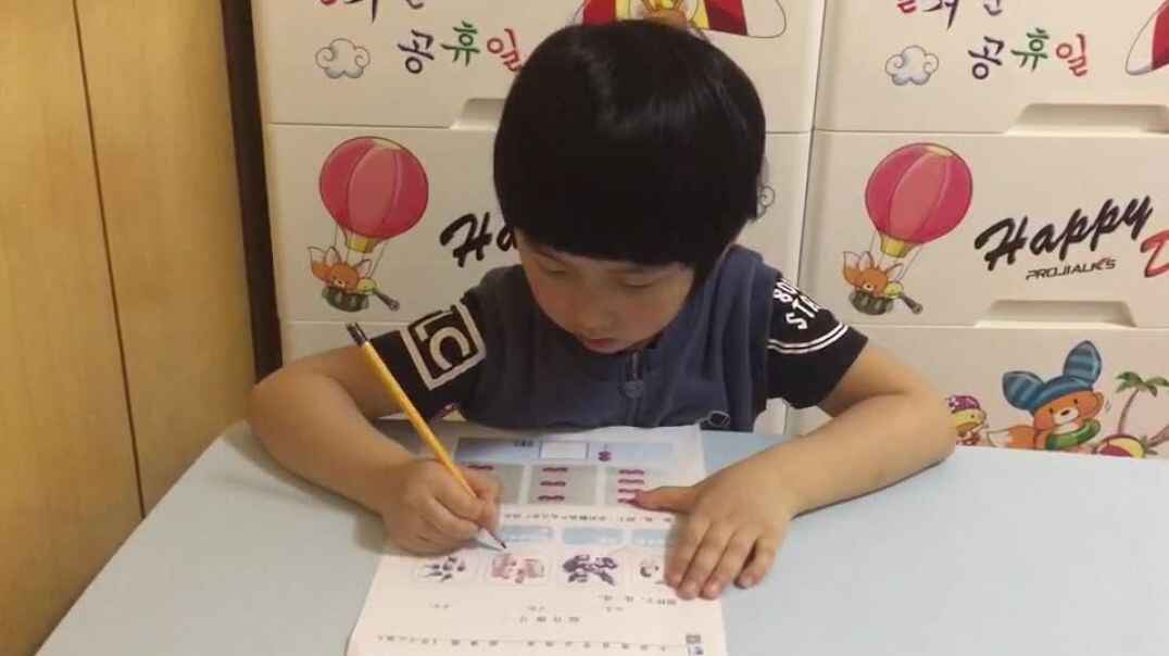 父母陪伴萌娃在认真学习呢