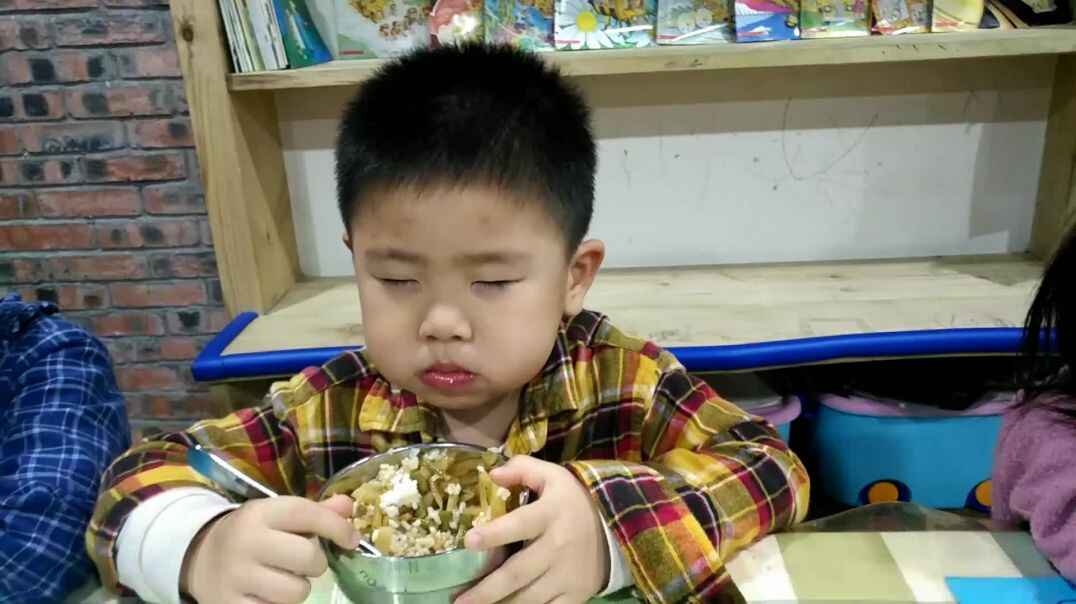 闭眼吃饭
