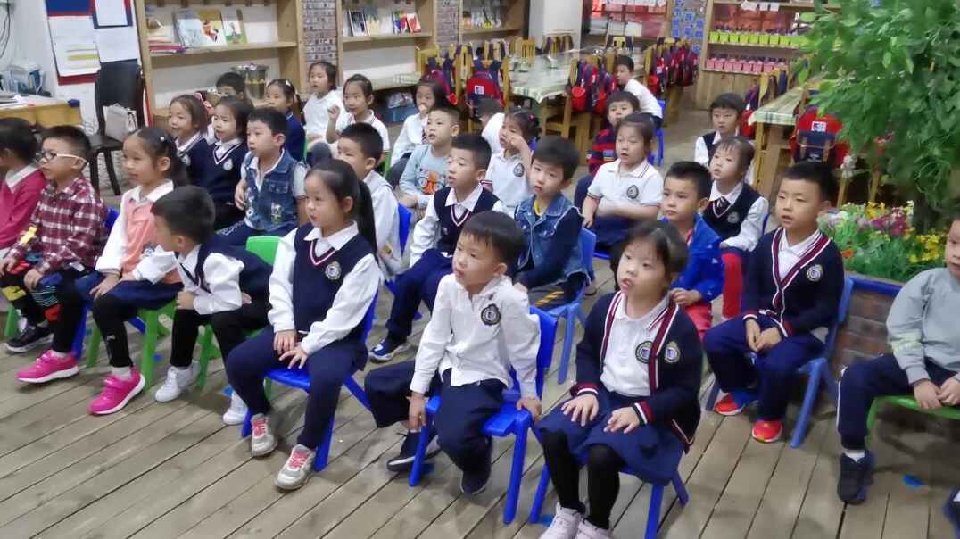 认真听课的小朋友