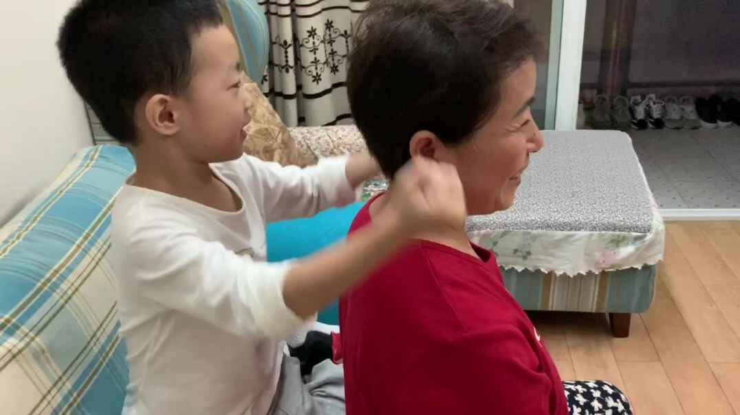 给婆婆按摩