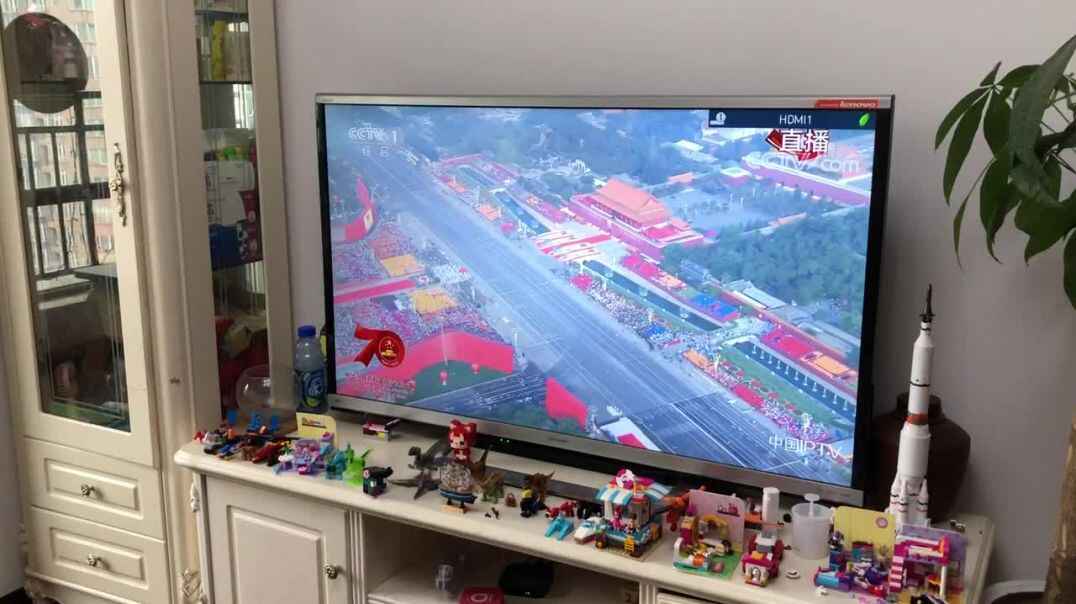 与家人看阅兵