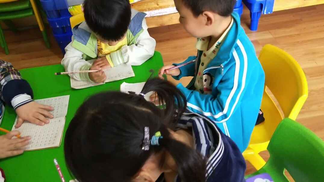 在认真学习的萌娃