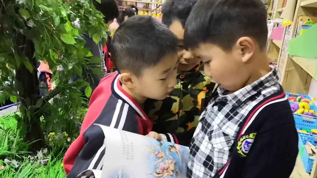 瞧，他们在看什么