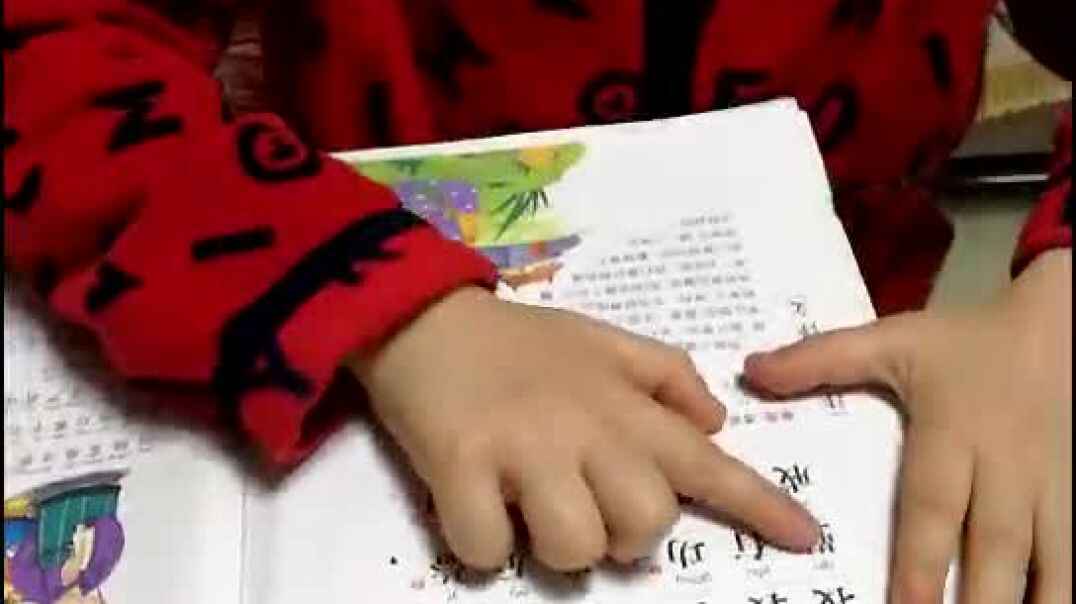 父母陪伴萌娃在认真学习呢