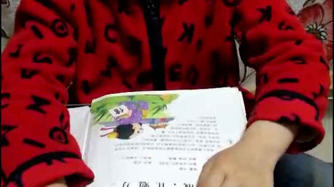 父母陪伴萌娃在认真学习呢