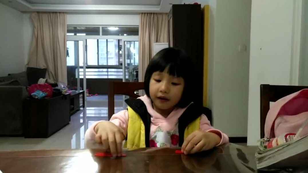 父母陪伴萌娃在认真学习呢