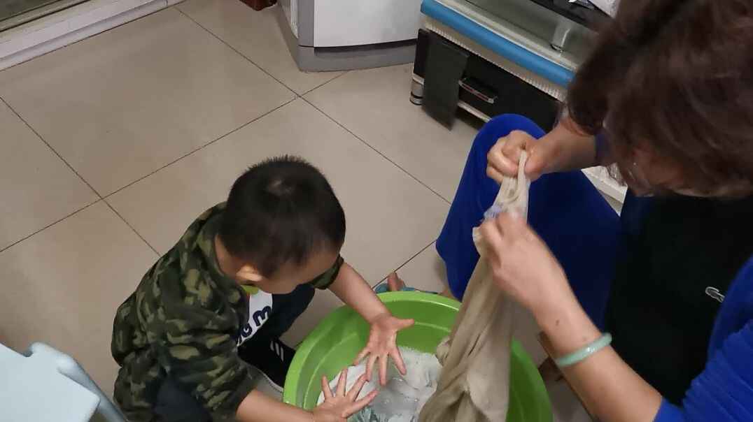 中C班黄钰轩之帮助妈妈洗自己衣服