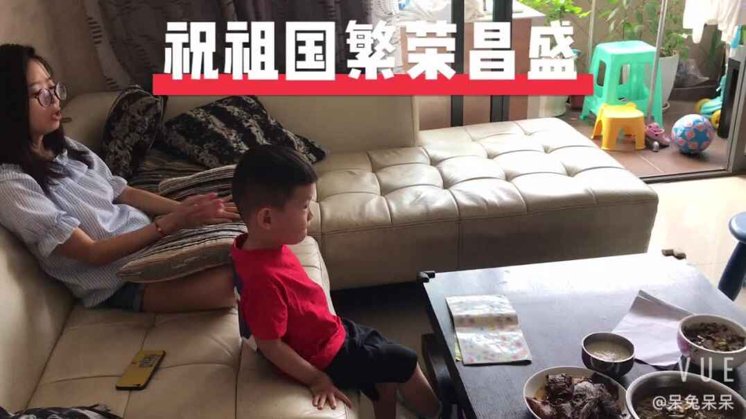 许承锐观看祖国70周年阅兵.MOV
