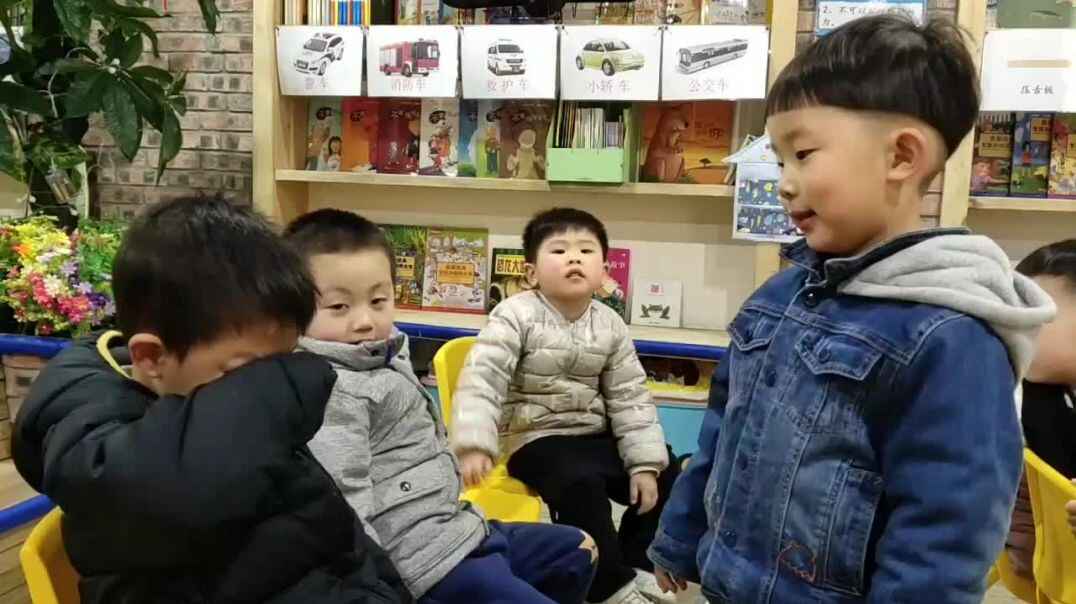 萌宝安慰好朋友.