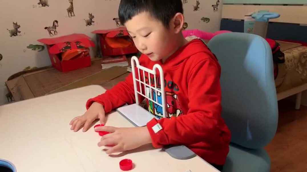 父母陪伴在认真学习呢
