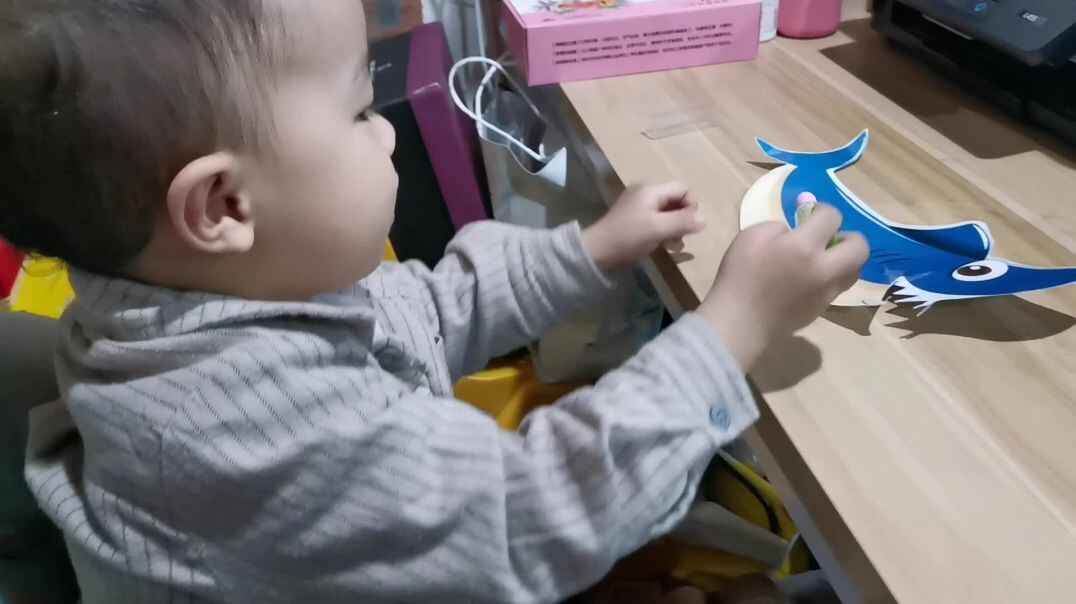 鲨鱼涂口红.